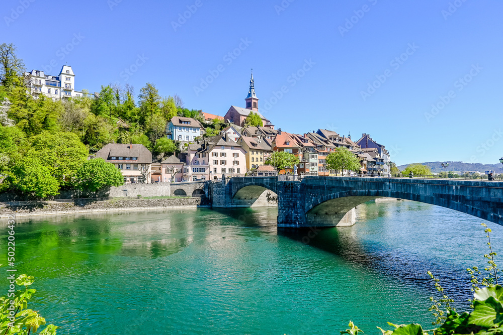 Fototapeta premium Laufenburg, Laufenburg Baden, Altstadt, Heilig Geist, Kirche, Laufenbrücke, Rhein, Rheinuferweg, Altstadthäuser, Frühling, Baden-Württemberg, Deutschland