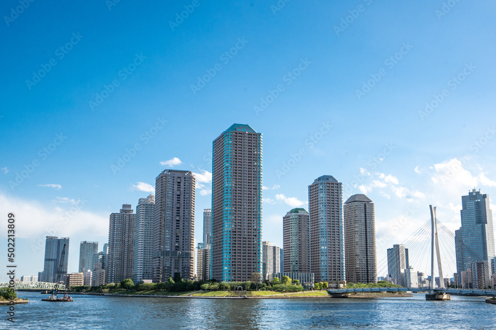 Obraz premium 青空に映える東京湾岸佃島のタワーマンション、東京都中央区佃島にある高層階不動産