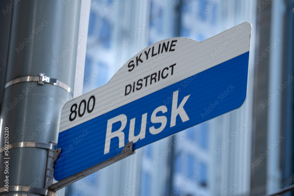 Obraz premium Rusk Street Sign in Skyline District in Downtown Houston, Texas