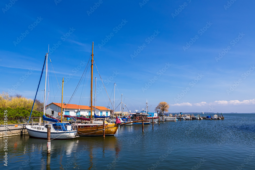 Blick auf den Hafen von Neuendorf auf der Insel Hiddensee