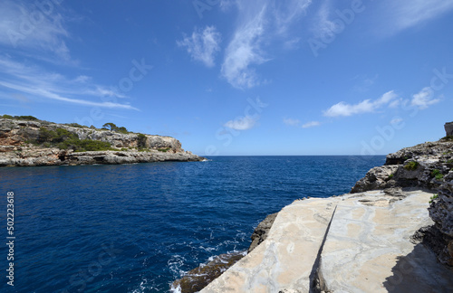 Bucht im Mittelmeer in der Nähe von Cala Figuera Mallorca