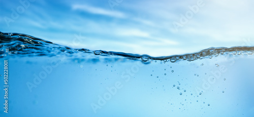 Принти на полотні fresh clear water wave with bubbles on blue sky background