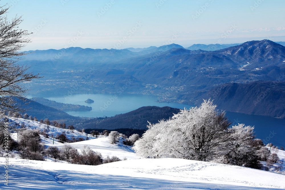 Obraz premium Lago d'Orta ed Isola di San Giulio (Novara, Italia) dal Monte Mottarone San Giulio Island in Orta's Lake from the top on Mottarone's mountain (Novara, Italy)