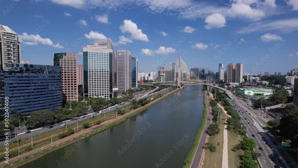Bela vista aérea do rio Tietê e da ponte que dá acesso ao bairro do Morumbi, São Paulo. Bela vista aérea do rio Tietê e da ponte que dá acesso ao bairro do Morumbi, São Paulo.