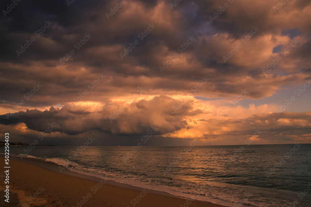 Espectacular atardecer en la playa con grandes nubarrones