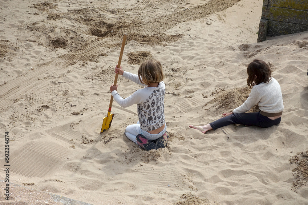 Enfants qui jouent au sable sur la plage Enfants qui jouent au sable sur la plage