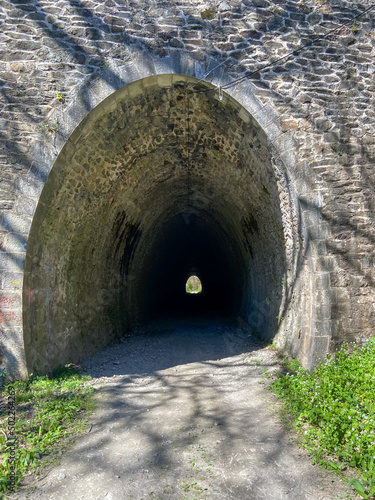 Tunnel de montagne dans les Cévennes, Occitanie