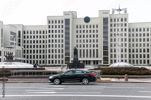 Minsk. Belarus. 04.18.2022. House of the Government of the Republic of Belarus in Minsk on Lenin Square. In the center in front of the building there is a monument to V. I. Lenin.