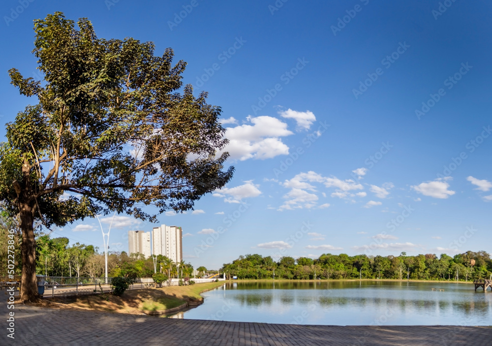 Obraz premium Lago prédio e arvores, lago em Lucas do rio verde, mt, Brasil