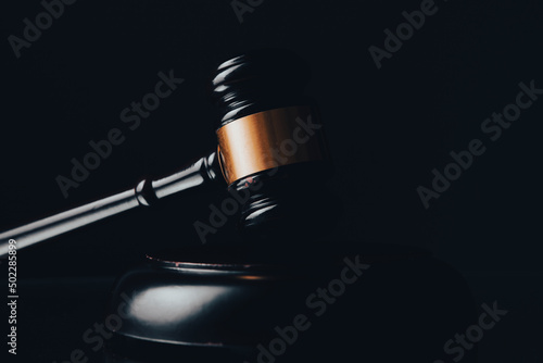 Tableau sur toile gavel of the judge on a dark background