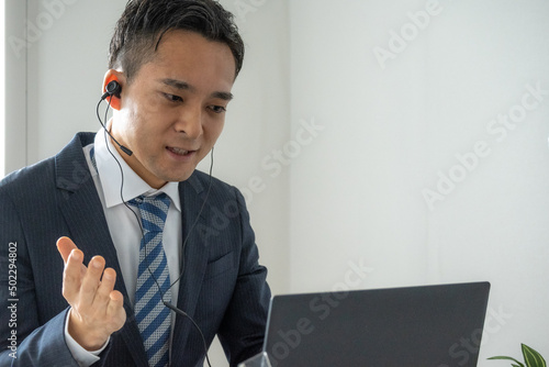 Wallpaper Mural オンラインミーティング中のビジネスマン Torontodigital.ca