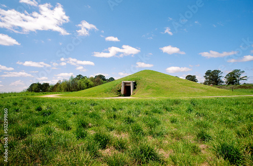 Obraz na płótnie 1000 year old prehistoric earth lodge of native Indian Mississippi Culture at Ocmulgee National Monument, Macon, Georgia, USA w salonie