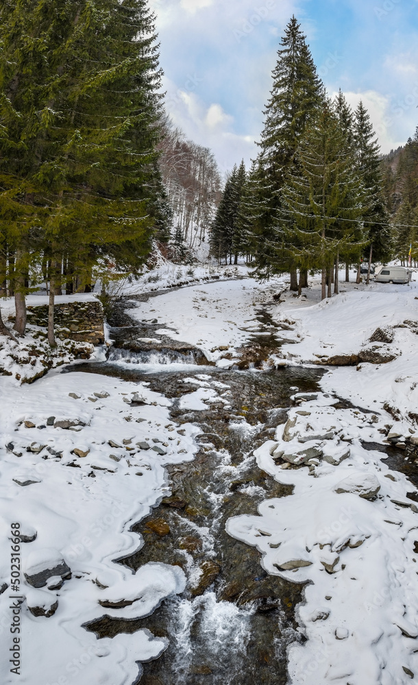 Obraz premium River in the mountains in winter, snow landscape
