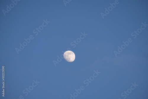 FU 2020-05-04 WeiRund 154 Der Mond steht am Himmel