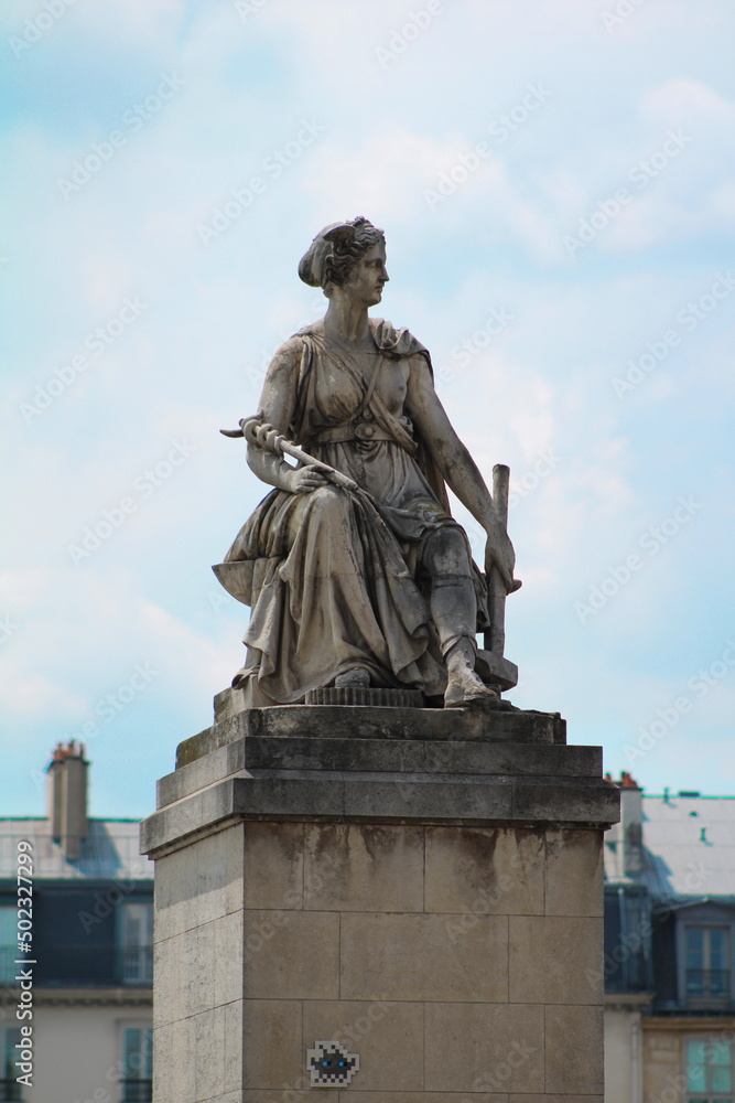 Statue parisienne proche du Louvre