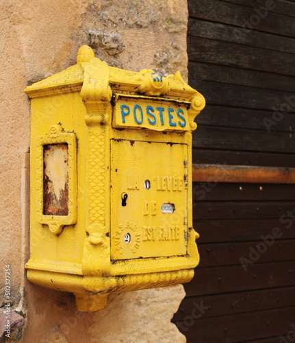 Boite à lettre jaune de la poste ancienne. photo