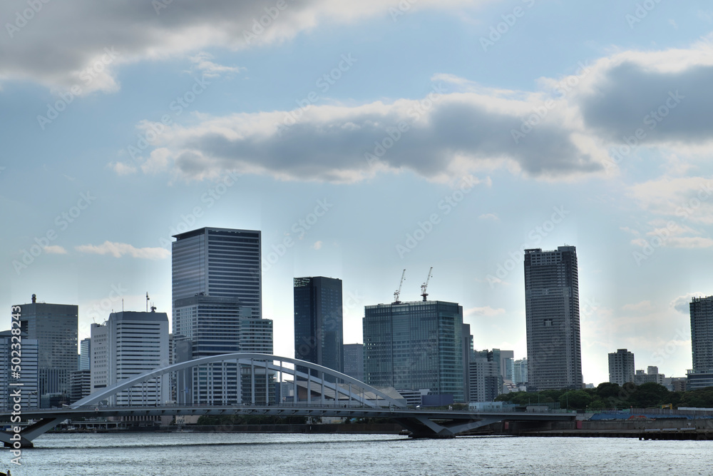 超高層ビルがそびえる東京のウォーターフロント（隅田川　東京　2022）　Tokyo waterfront with skyscrapers (Sumidagawa Tukijiji-OohashI bridge Tokyo 2022)
