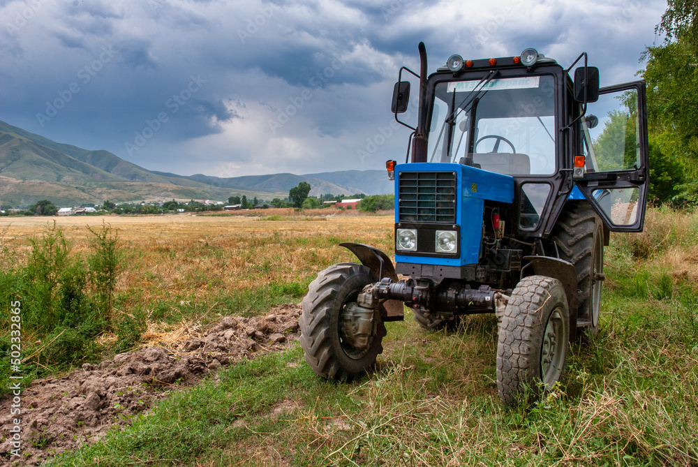 Fototapeta premium tractor in field