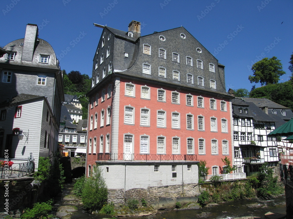 Rotes Haus und Rur in Monschau in der Eifel
