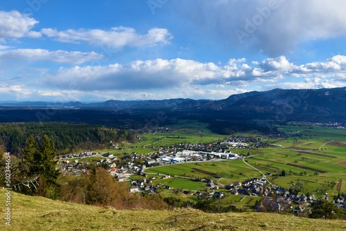 Foto View of Begunje na Gorenjskem village in Slovenia surrounded by fields and fores