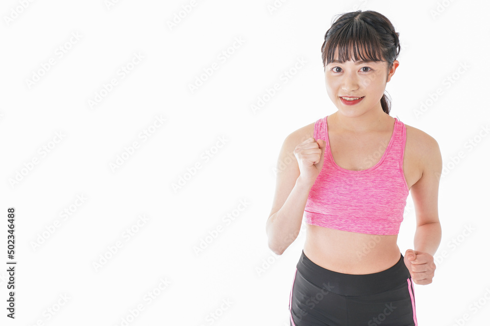 ランニングをする若い女性