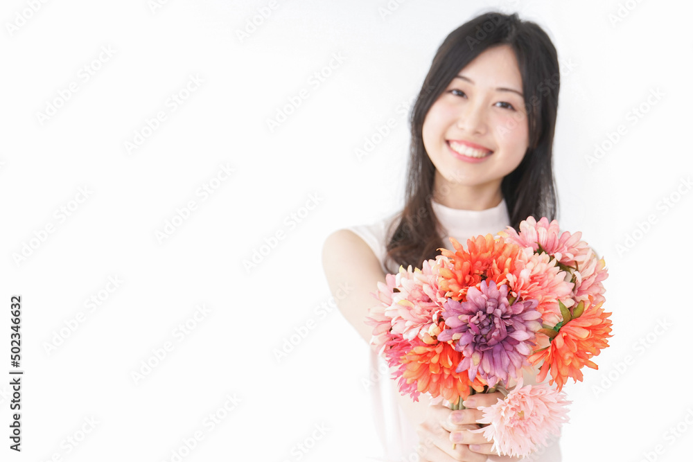 花をプレゼントする女性_母の日