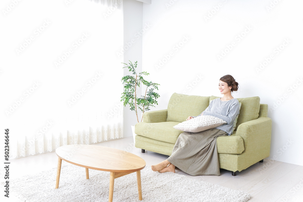 家でテレビを見る女性