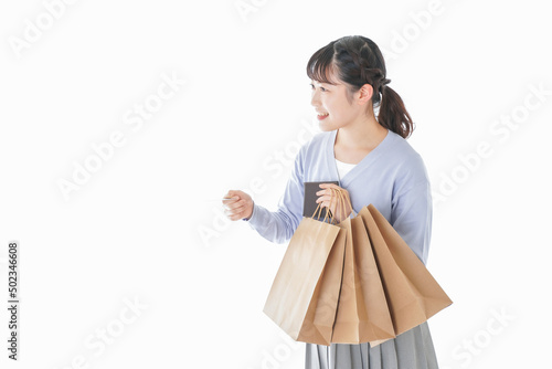 ショッピングを楽しむ若い女性
