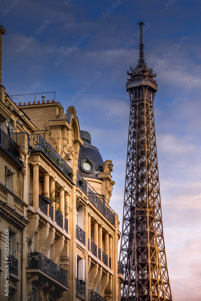 Obraz premium Paris, France - December 11, 2021: Nice view of Eiffel tower with Haussmann building in Paris