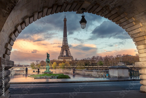Paris, France - November 19, 2020: Eiffel tower seen from arch of Bir Hakeim bridge in Paris © JEROME LABOUYRIE