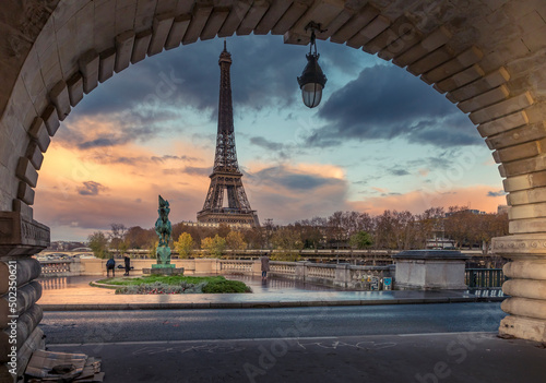Paris, France - November 19, 2020: Eiffel tower seen from arch of Bir Hakeim bridge in Paris © JEROME LABOUYRIE