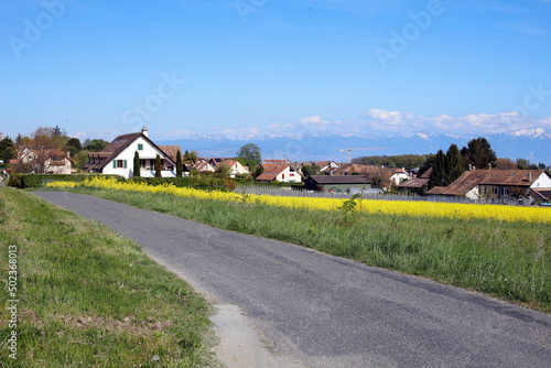 Maisons du village d Etoy en Suisse au printemps