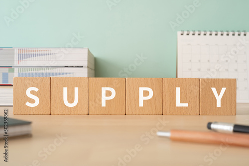 供給のイメージ｜「SUPPLY」と書かれた積み木が置かれたデスク