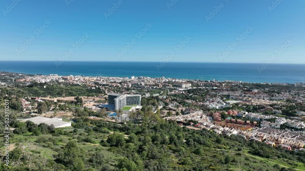 vista del municipio de Marbella y el mar en un bonito día azul, España vista del municipio de Marbella y el mar en un bonito día azul, España