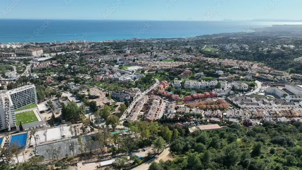 vista del municipio de Marbella y el mar en un bonito día azul, España vista del municipio de Marbella y el mar en un bonito día azul, España