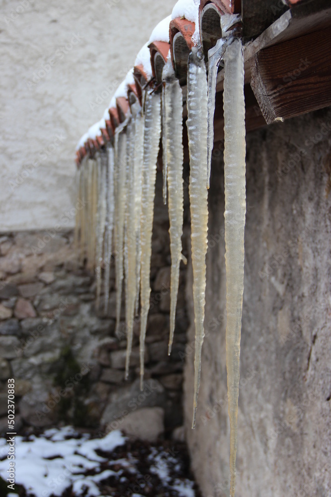 rangée de stalactite en hiver rangée de stalactite en hiver