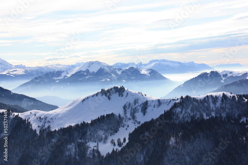 vue du roc noir dans les alpes, montagne bleu dans la brume a l'aurore 