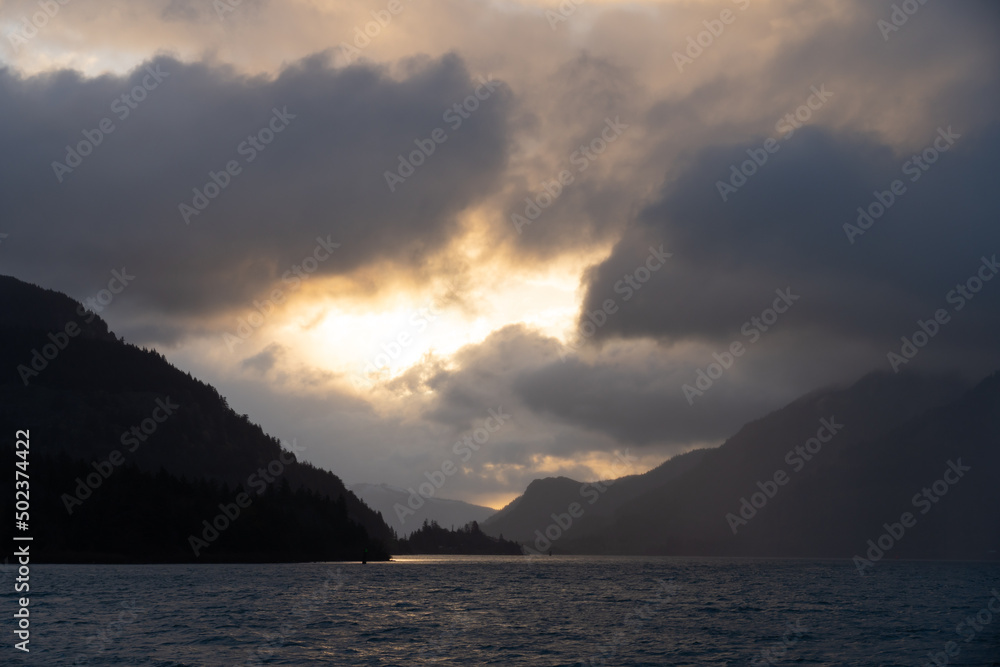 Fototapeta premium Sunrise and dramatic clouds in the Columbia River Gorge