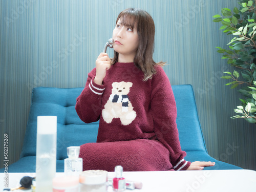 化粧する女性