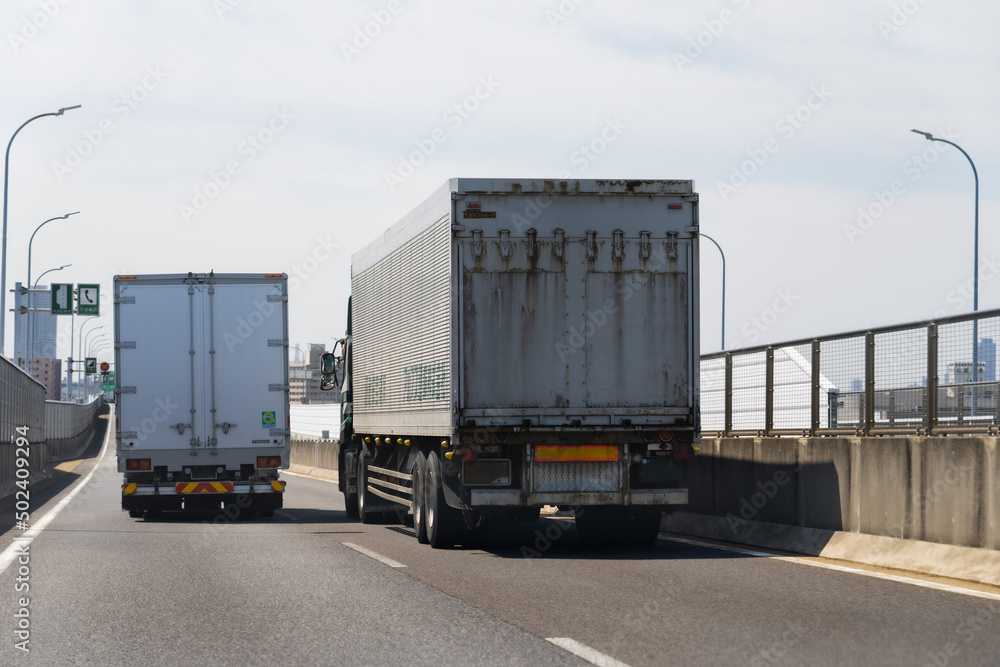 高速道路を走行中の車 Stock 写真 | Adobe Stock