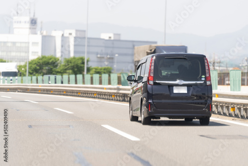 高速道路を走行中の車 © satoshi.o