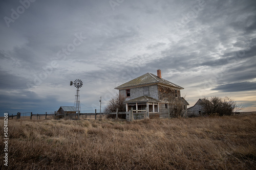 Obraz na płótnie Old abandoned farmhouse in a rural area in Alberta, Canada