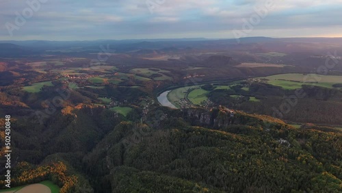 Drohnenaufnahme, Drohnenflug, über die Landschaft der Sächsischen Schweiz zur Felsen Brücke der Bastei mit Blick auf das Restaurant bei Sonnenuntergang, Elbe, Wälder, Berge, Rathen, Sachsen, Deutschla