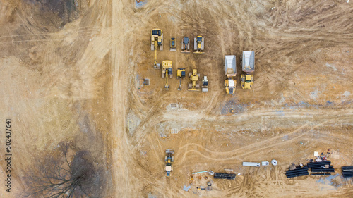 Foto Aerial view of a large construction site with several earthmover machines