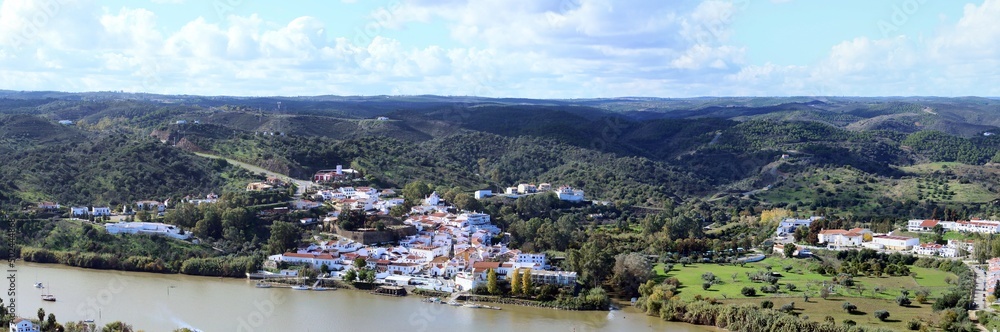 Vista panorámica de Alcoutim en Portugal junto a las colinas del Algarve. Pueblo situado junto a Sanlúcar de Guadiana en España a orillas del rio Guadiana que sirve de frontera entre ambos países.