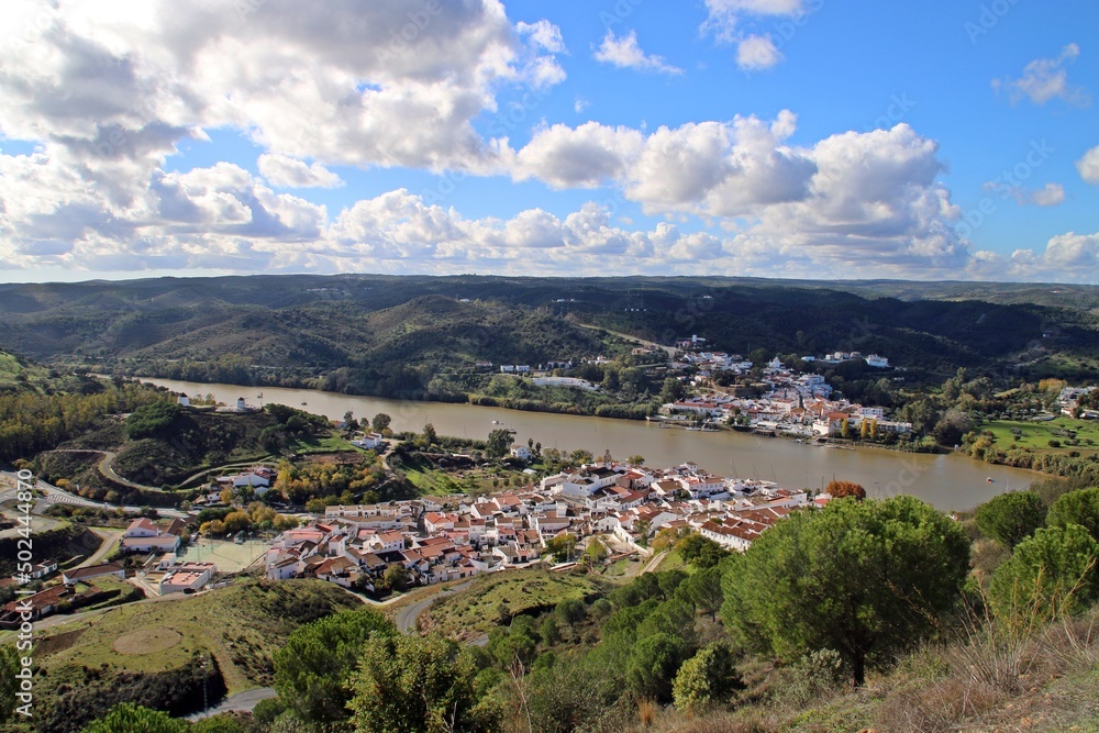 Sanlúcar de Guadiana en España y Alcoutim en Portugal. Dos pueblos situados a orillas del rio Guadiana que sirve de frontera natural entre ambos países.