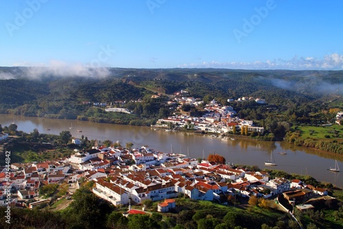 Sanlúcar de Guadiana en España y Alcoutim en Portugal. Dos pueblos situados a orillas del rio Guadiana que sirve de frontera natural entre ambos países.