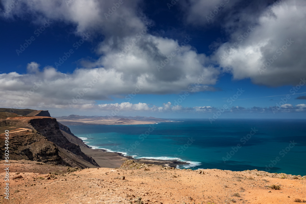 Krajobraz morski. Widok na ocean z wyspy kanaryjskiej, Lanzarote Krajobraz morski. Widok na ocean z wyspy kanaryjskiej, Lanzarote