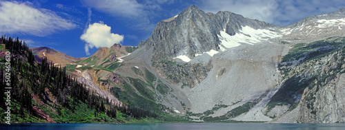 Fototapeta Naklejka Na Ścianę i Meble -  Panoramic Mountain and Alpine Lake in the Wilderness
