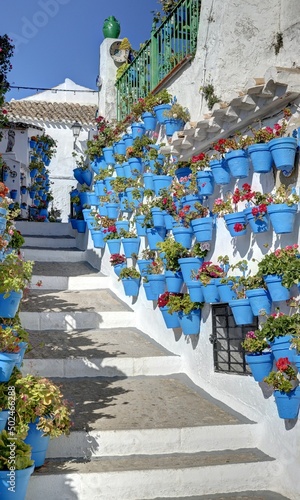 Fotografía village blanc d'iznajar en Andalousie, village perché au dessus d'un lac avec se